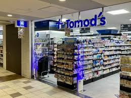 ドラックストア　トモズアコルデ代々木上原店（ドラッグストア）まで647m