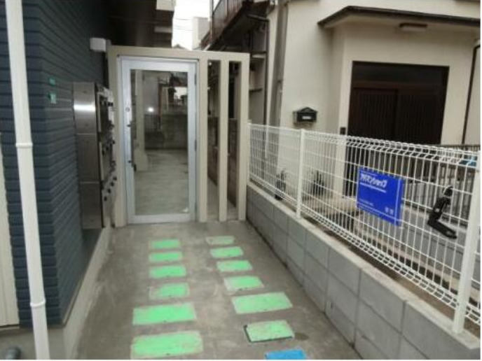 エントランス　落ち着いたエントランスです