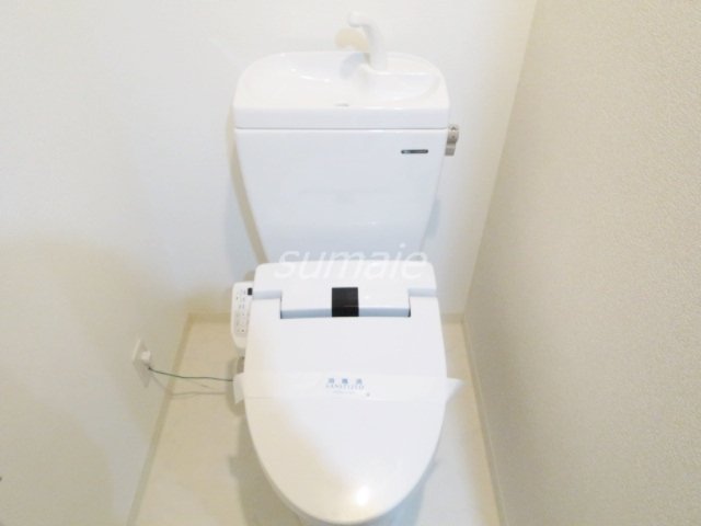トイレ　嬉しい温水洗浄便座付です☆