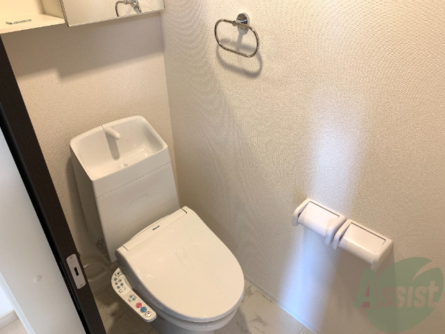 トイレ　人気のウォシュレットつきのトイレです。快適ですよ。
