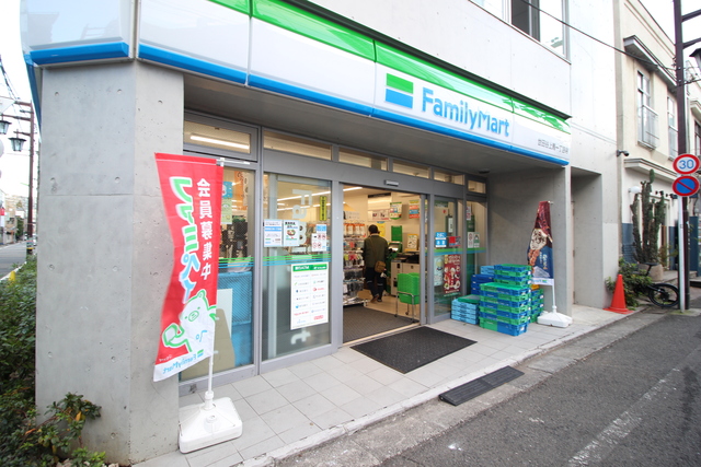コンビニ　ファミリーマート世田谷上馬一丁目店（コンビニ）まで211m