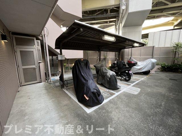 その他共有部分　１Fにバイク置き場があります