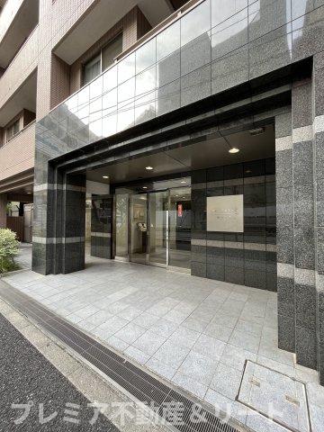 エントランス　落ち着いたエントランスです