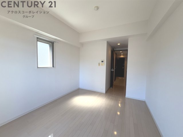 居室・リビング　角部屋☆エアコン付きで快適に過ごせます♪