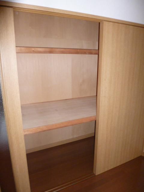 収納　★元押入れなので、奥行きがありたくさん入ります★