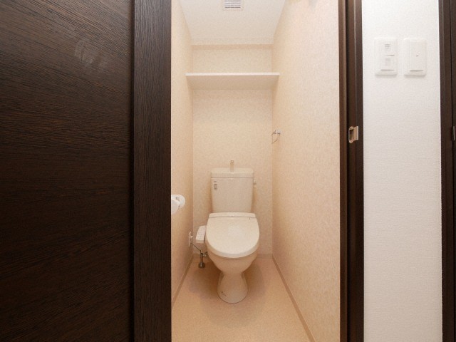 トイレ　落ち着いた色調のトイレです