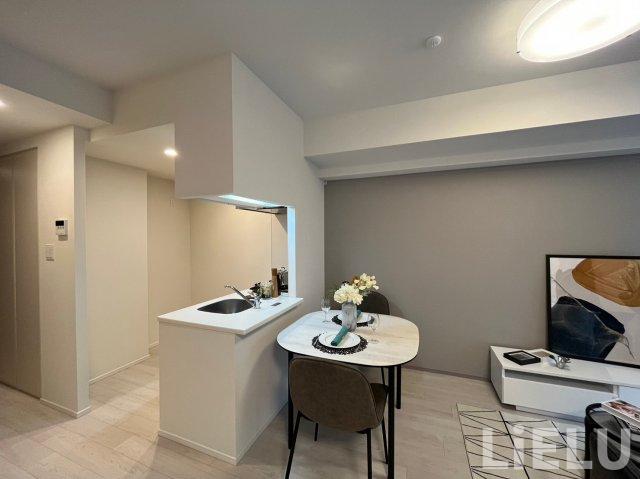 キッチン　202号室の写真になります※フロアにより建具・壁紙・床の色が