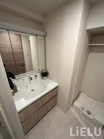 洗面設備　202号室の写真になります※フロアにより建具・壁紙・床の色が