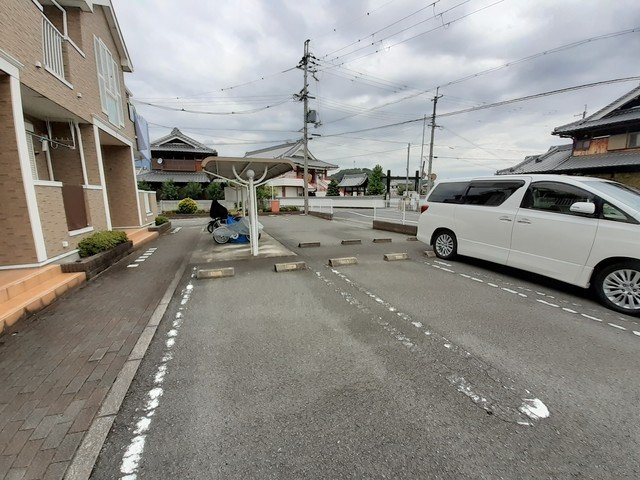 駐車場　駐車場があるので、車を買う予定の方も安心です