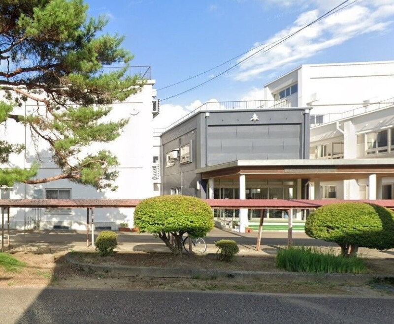 中学校　堤岡中学校（中学校）まで775m