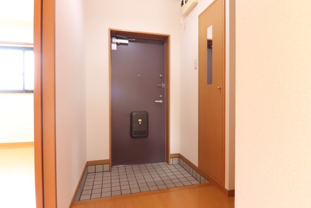 玄関　※別室の参考写真の為、現況優先です。