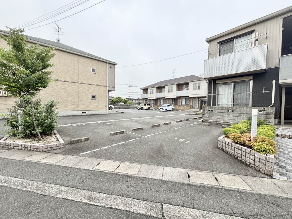 駐車場　1台無料♪