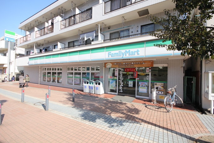 コンビニ　ファミリーマート（コンビニ）まで640m