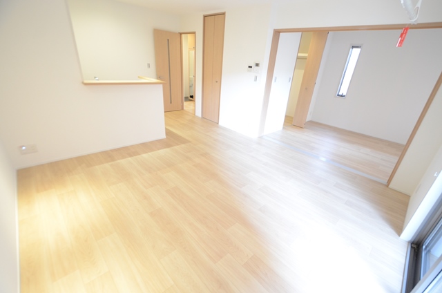 居室・リビング　明るい床色の明るいお部屋です♪