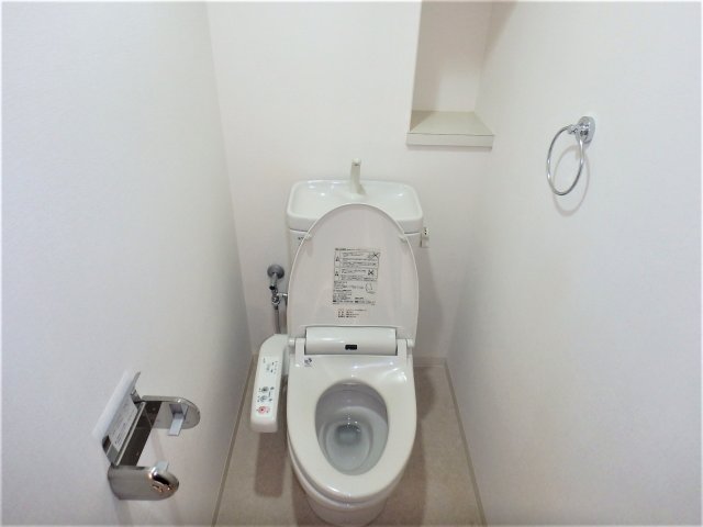 トイレ　温水洗浄便座です！（同仕様のお部屋のお写真です）