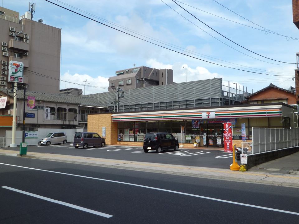 コンビニ　セブンイレブン（コンビニ）まで300m