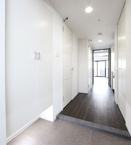 玄関　※写真は同じマンションの違う部屋のものになります。