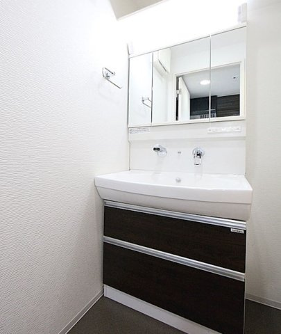 洗面設備　※写真は同じマンションの違う部屋のものになります。