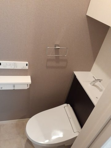 トイレ　落ち着いた色調のトイレです