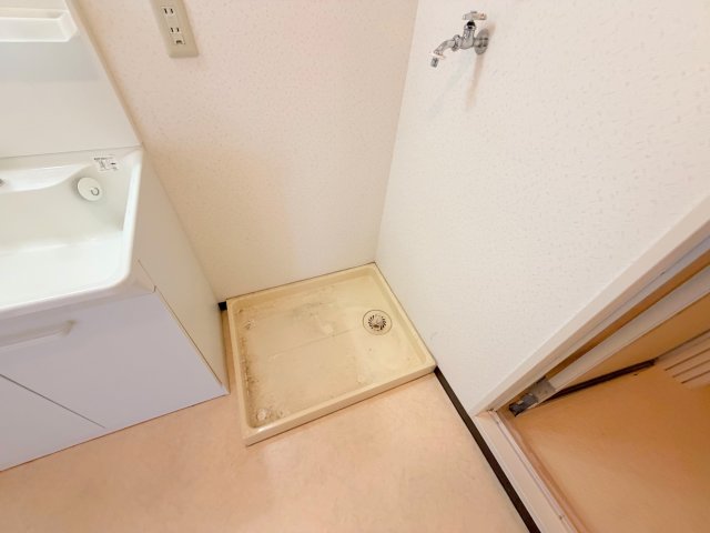 その他設備　嬉しい室内洗濯機置場。これで洗濯機も長持ちしますね。