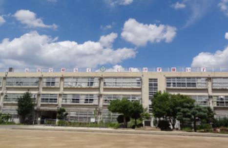 小学校　東大阪市立荒川小学校（小学校）まで329m
