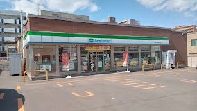 コンビニ　ファミリーマート札幌白石本通3丁目店（コンビニ）まで225m