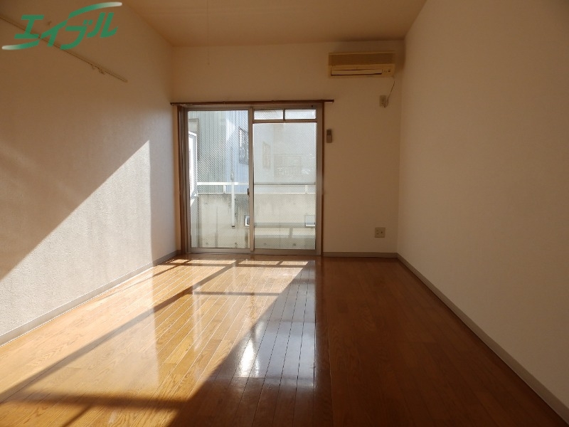 居室・リビング　同物件別部屋の写真