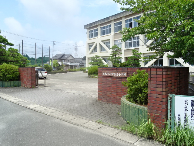 小学校　伊佐見小学校（小学校）まで2695m