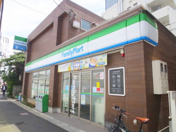 コンビニ　ファミリーマート駒沢大学駅前店（コンビニ）まで83m