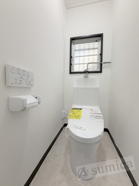 トイレ　人気アイテムの温水洗浄便座。清潔感のあるトイレです。