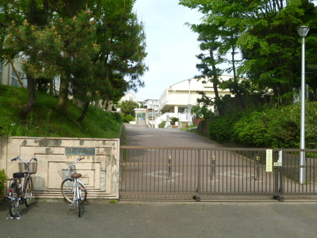 中学校　山内中学校（中学校）まで1800m
