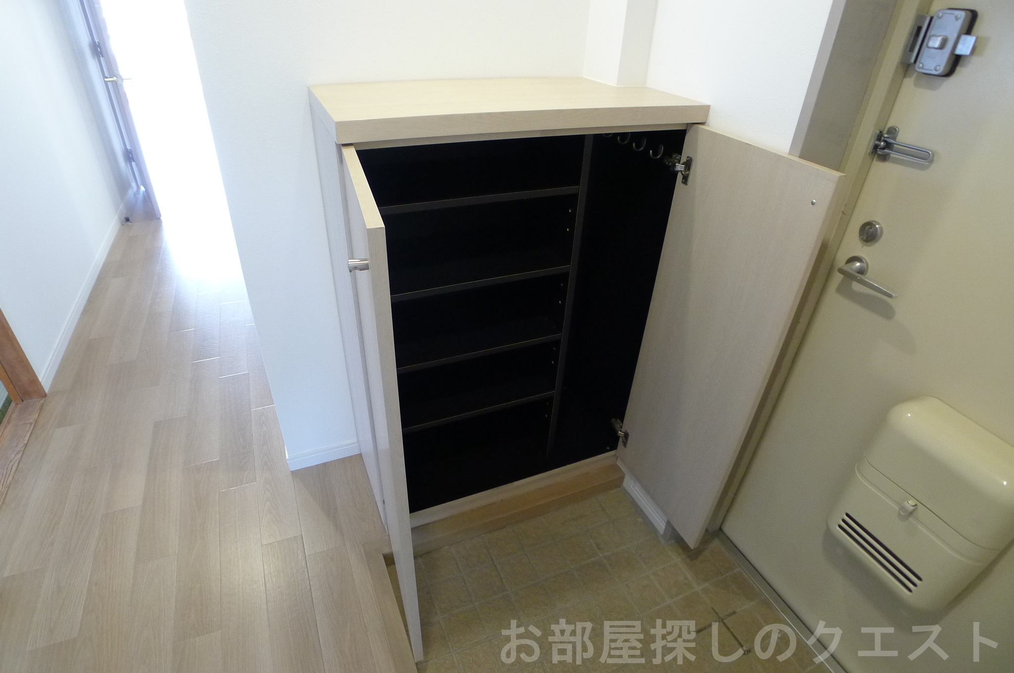玄関　（写真は同タイプ）
