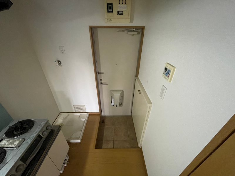 玄関　クリーニング前の写真になります。
