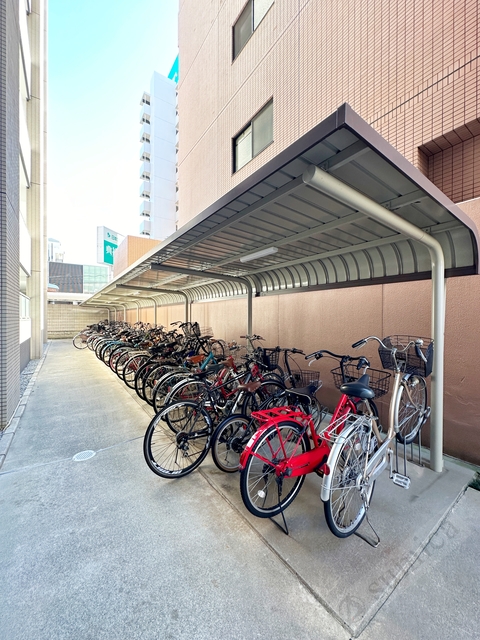 その他共有部分　屋根付き駐輪場。大事な自転車も雨でも安心♪