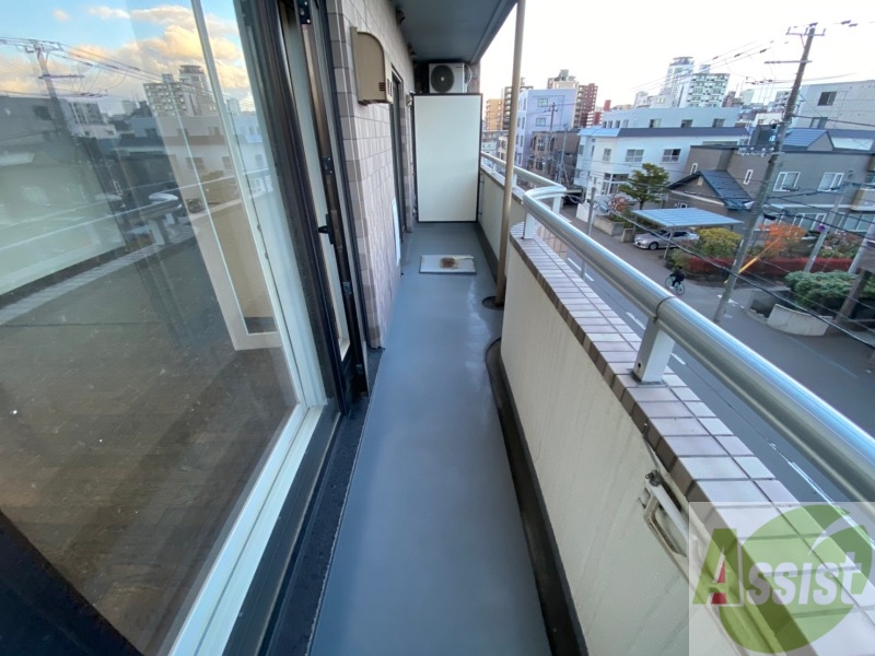 バルコニー　窓を開けると風通しも良く、気分も上がりそう！