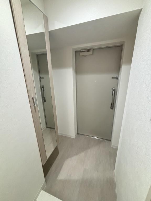 玄関　モデルルーム203号室画像