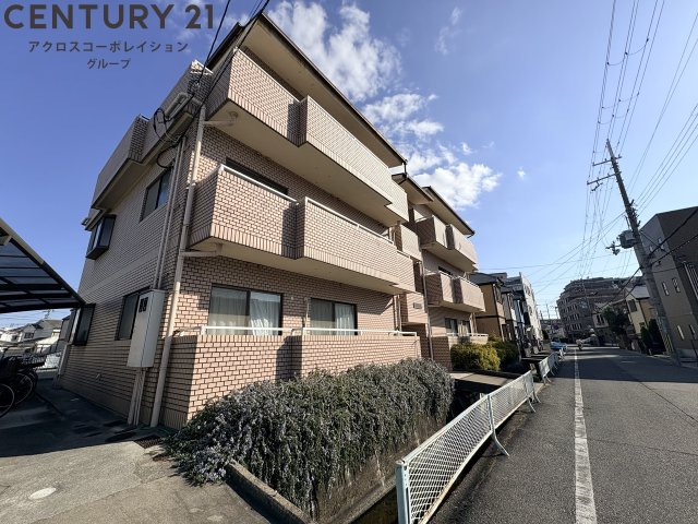 建物外観　居住者専用のごみ置き場があります。