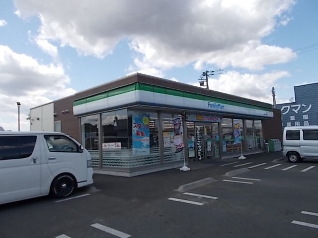 コンビニ　ファミリーマート（コンビニ）まで750m