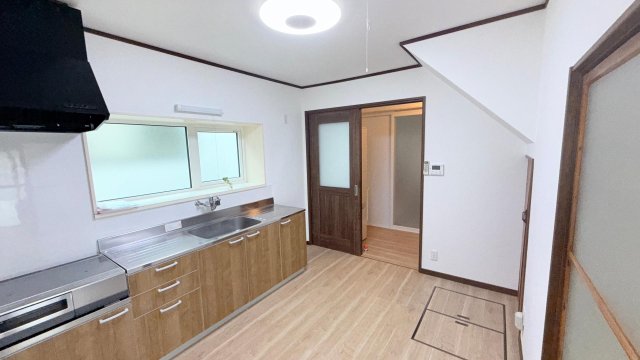 キッチン　新しいシステムキッチンにIHコンロ付き。