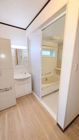 洗面設備　新しい洗面台とエコキュート。