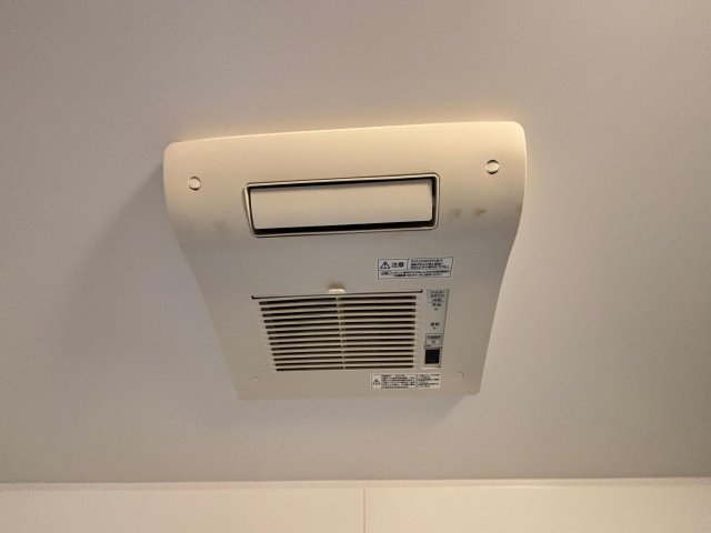 その他設備　浴室暖房換気扇がついています。雨の日でも洗濯物が乾かせます