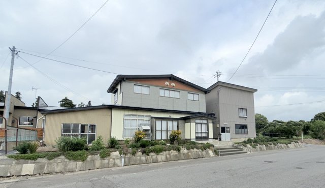 建物外観　2階建ての戸建に車庫・事務所スペース、物入。事務所利用も可能