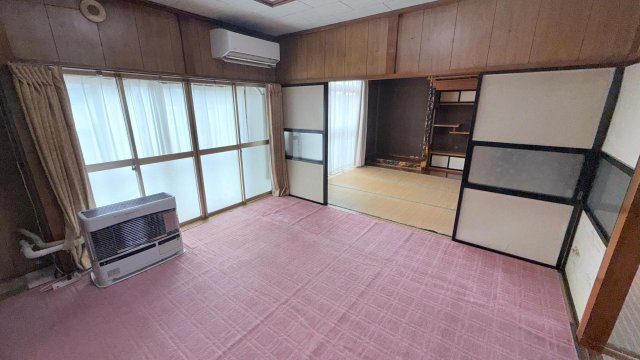 居室・リビング　懐かしい雰囲気の和室タイプのリビングです。広々大家族でも満足