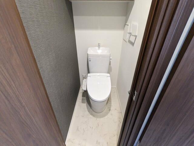 トイレ　落ち着いた色調のトイレです