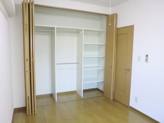 収納　★洋室６帖のクローゼットスペースです★