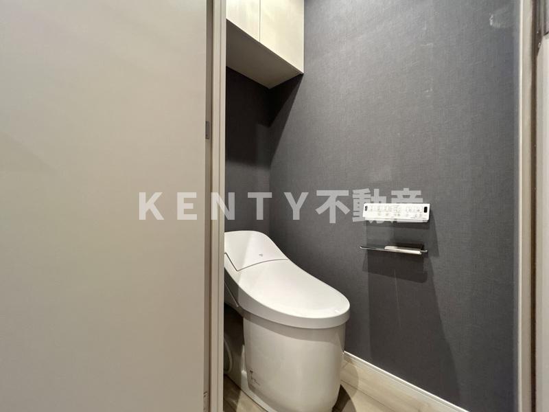 トイレ　落ち着いた色調のトイレです