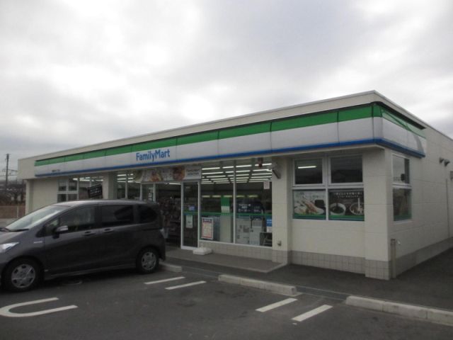 コンビニ　ファミリーマート（コンビニ）まで920m