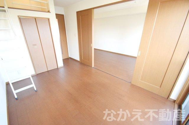 その他部屋・スペース　開放的な寝室です
