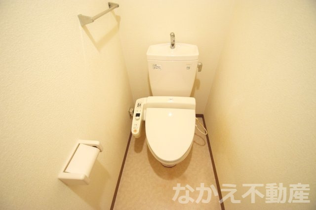 トイレ　落ち着いた色調のトイレです