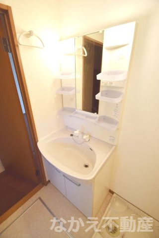 洗面設備　明るい洗面所です